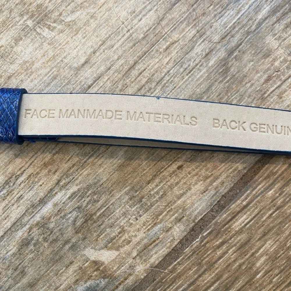 White House Black Market Womens Blue Leather Skinny Belt Size M/L Adjustable